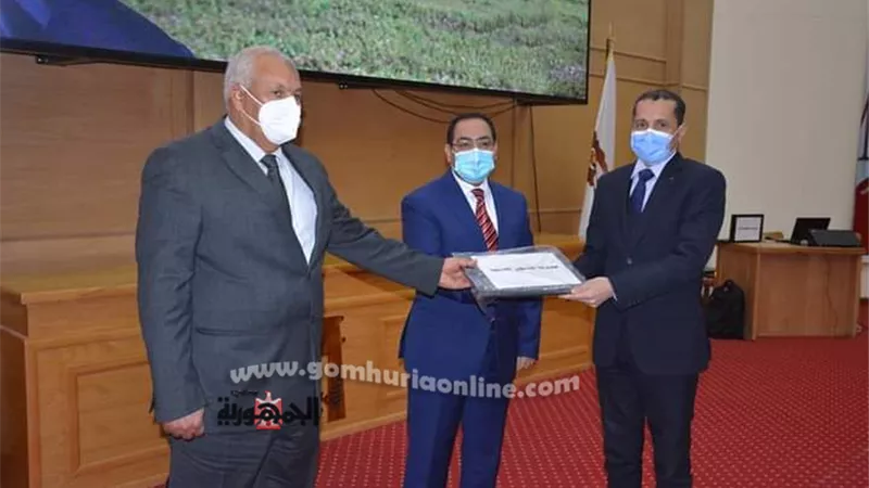 تسليم 15 حاسب وماسح ضوئي لمديري القطاعات الخدمية لتحديث البيانات بالوادى الجديد