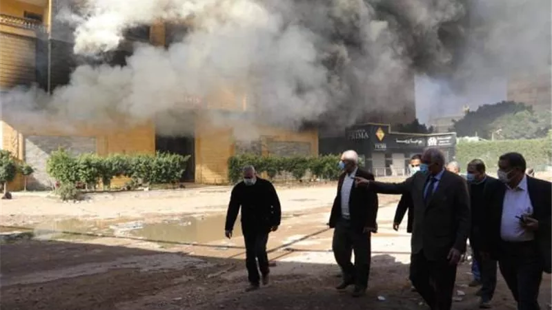 بالصور.. محافظ الجيزة يعاين موقع حريق مخزن للأحذية بعقار فى كرداسة