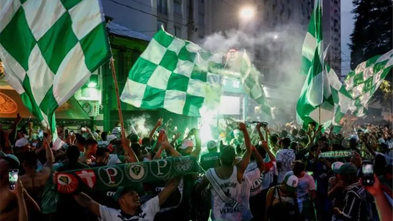 شاهد.. احتفالات جماهير بالميراس بعد تتويج الفريق بلقب كوبا ليبرتادوريس وتأهله لمونديال الأندية
