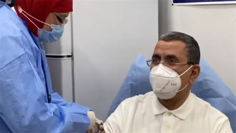 رئيس وزراء الجزائر يتلقى الجرعة الأولى من لقاح 