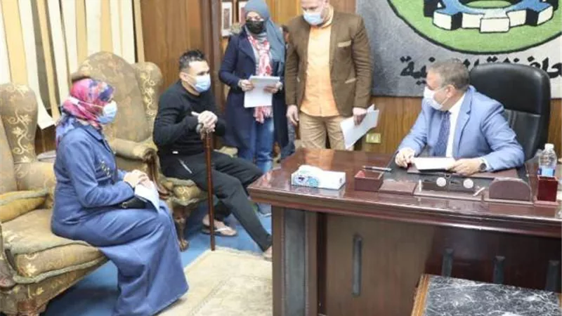 بالفيديوا.. محافـظ المنوفية يسلم كراسي كهربائية ومساعدات مالية للحالات الإنسانية وذوى الهمم