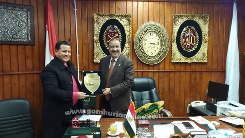 درع الشباب والرياضة بمطروح لوكيل وزارة التعليم ولعميد كلية التربية