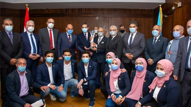 رئيس جامعة طنطا ومحافظ الغربية يكرمان عباقرة الجامعات المصرية-صور