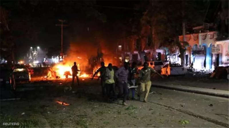 بالصور.. انفجار ضخم وإطلاق نار في مقديشو