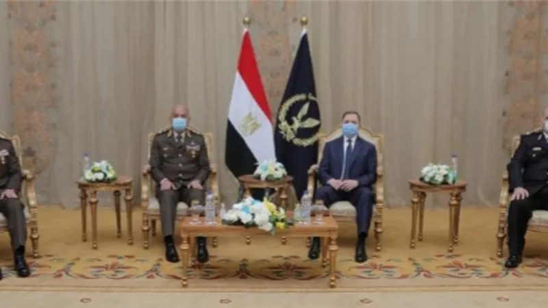 وزير الدفاع ورئيس الأركان يقدمان التهنئة لوزير الداخلية بمناسبة عيد الشرطة