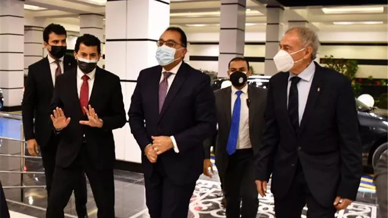 شهادة تقدير وميدالية للحكومة المصرية على تنظيم مونديال اليد