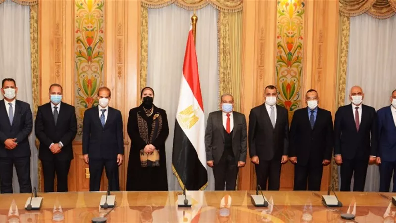 وزيرا التجارة والصناعة والانتاج الحربي يشهدان توقيع إتفاقية تصنيع مشترك بين مصنع (200 الحربي) و(MCV) في مجال تصنيع الأوتوبيسات الكهربائية