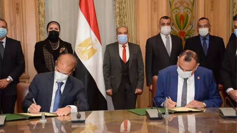 توقيع اتفاقية بين مصنع 