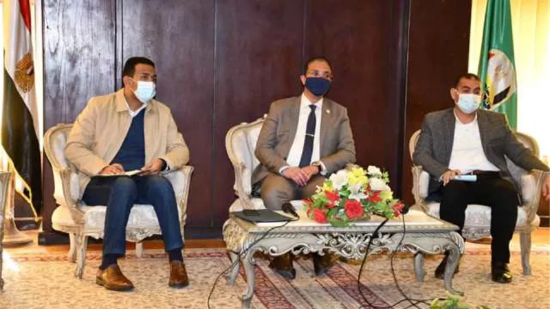 محافظ الفيوم يراجع خطط التطوير النهائية للقرى ويشدد على ترتيب الأولويات