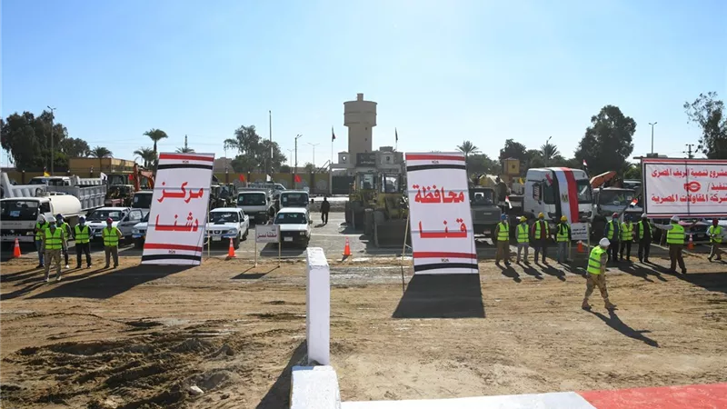 محافظ قنا يتفقد المعدات المشاركة في تنفيذ المبادرة الرئاسية بتنمية الريف المصري