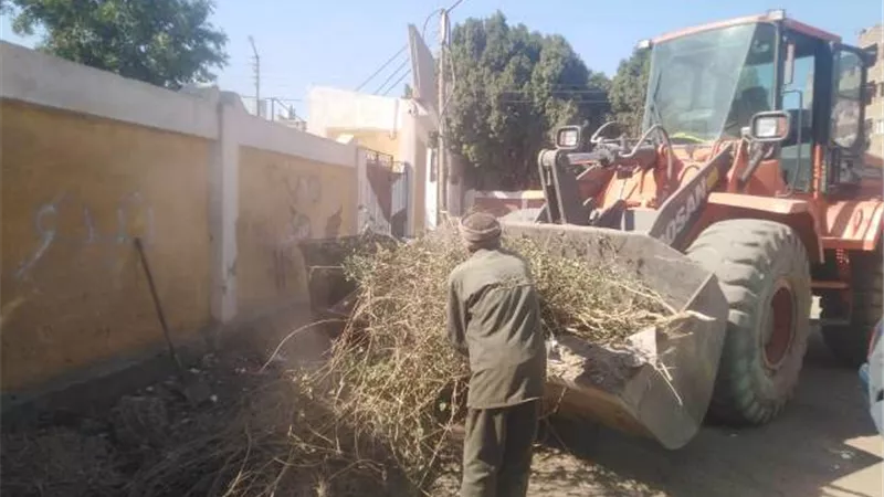 عاشور يتابع أعمال النظافة ورفع المخلفات بارمنت جنوب غرب الأقصر