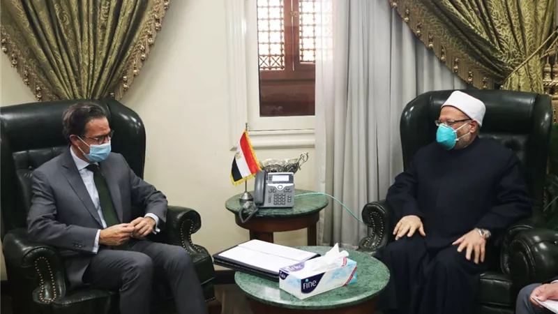 مفتي الجمهورية للسفير الفرنسي: حرية التعبير تقف عند المساس بالمقدسات
