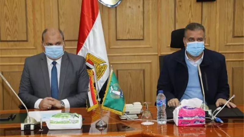 محافـظ المنوفية يناقش معوقات رصف الطرق ويشدد بتذليل كافة العقبات