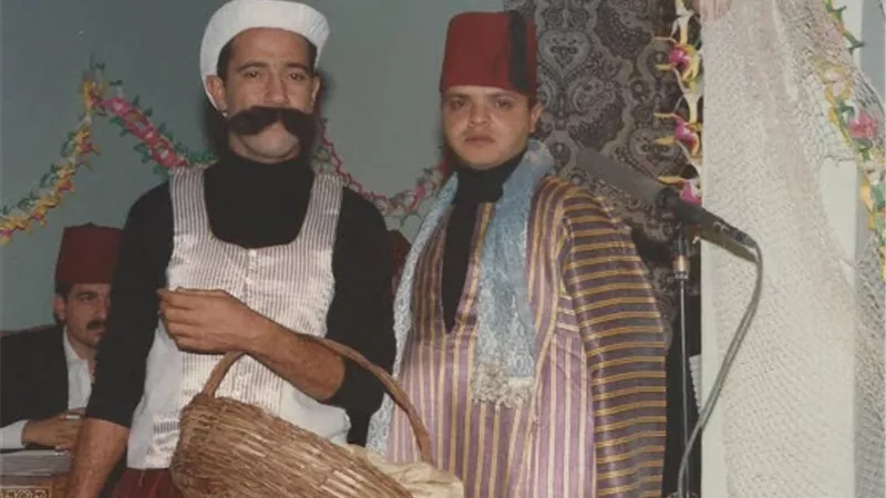أخيراً بقيت 16 سنة.. أشرف عبد الباقى يمازح هنيدى فى عيد ميلاده