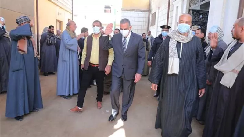 محافظ سوهاج يؤدي واجب العزاء لأسرة الشهيد 