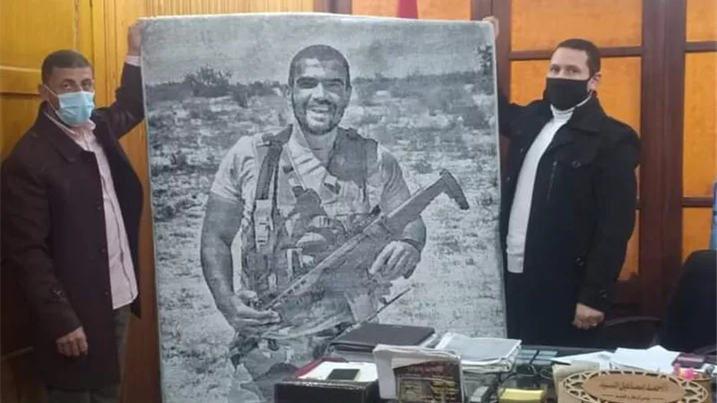 اهالى قرية الناصرية يصممون مجسم لتخليد ذكرى البطل منسي