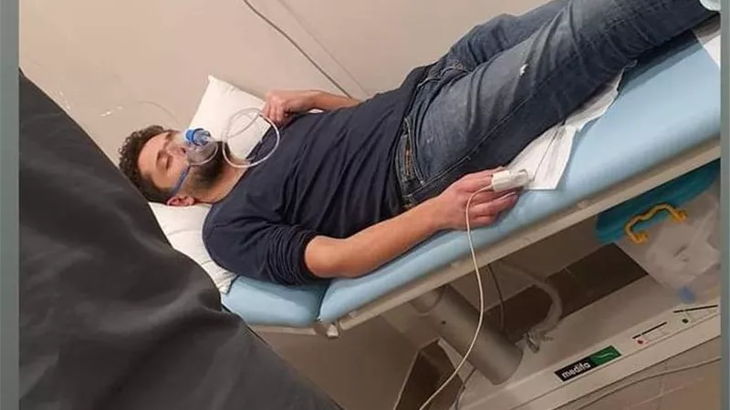 شقيق كريم عبد العزيز يكشف اخر تطوراته الصحية بعد نقله الى المستشفى