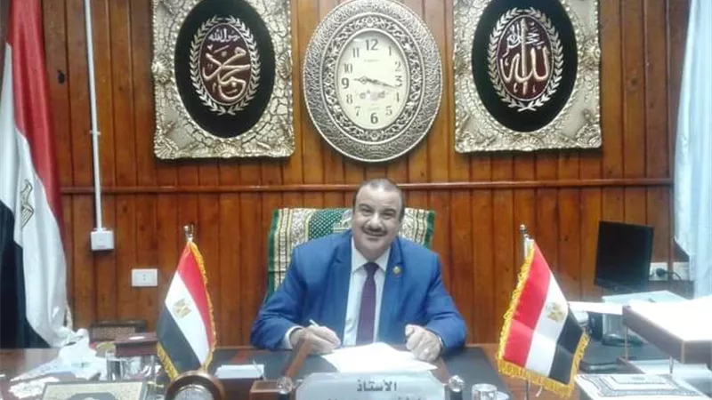 سلامة : حظر تداول المحررات الرسمية والادلاء بتصريحات علي مواقع التواصل الاجتماعي للعاملين بتعليم مطروح