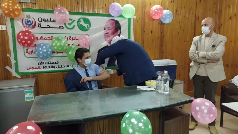 وكيل وزارة الصحة بالشرقية يتابع تطعيم الفرق الطبية بمستشفي الصدر بالزقازيق