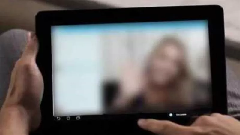 بعد فسخ الخطوبة .. استولى على صورها وهددها بنشرها عارية
