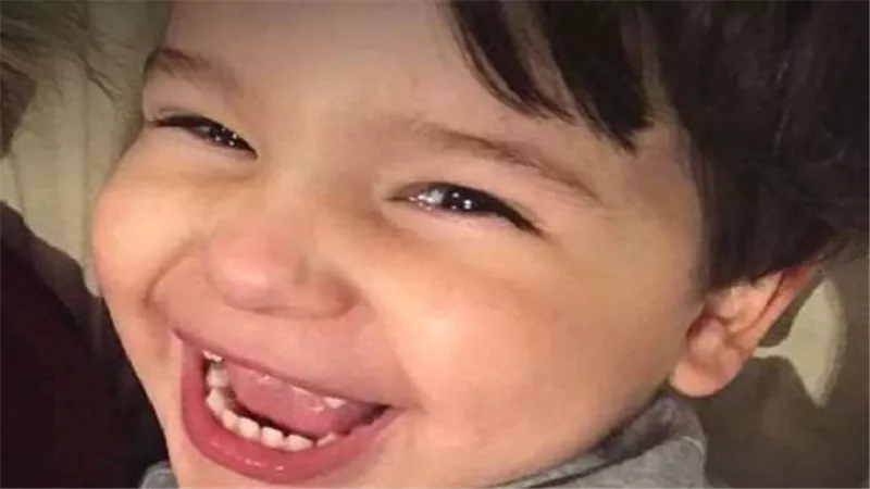 طفل يروي لوالديه أحداثا سبقت مولده