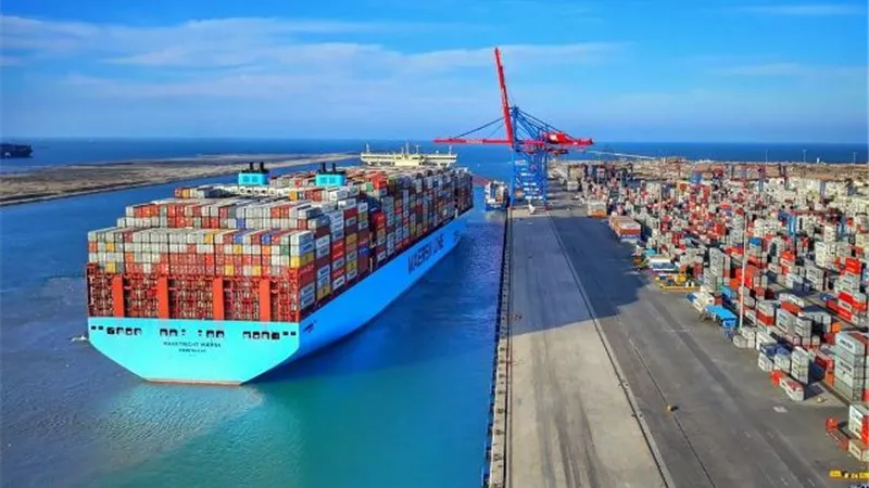 السفينة العملاقة Maastricht Maersk بميناء شرق بورسعيد في عبورها الأول لقناة السويس