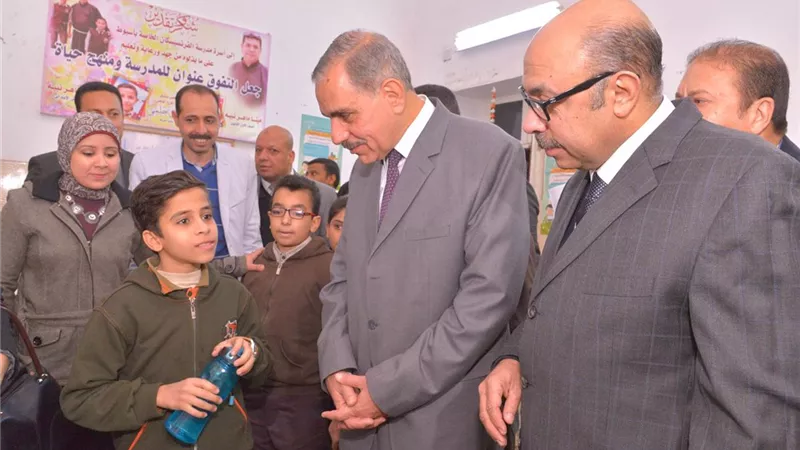 محافظ أسيوط يتابع سيرعمل الحملة القومية للقضاء على الطفيليات المعوية لطلاب المدارس الابتدائية