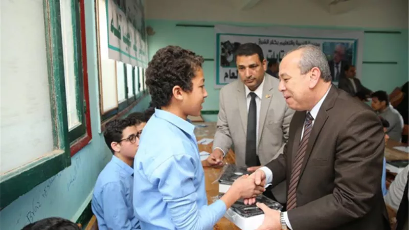 محافظ كفرالشيخ يسلم التابلت لطلاب مدرسة شهيد السلام الثانوية