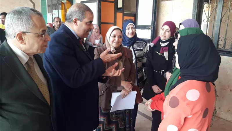 رئيس جامعة الأزهر يتفقد كلية الصيدلة ويطمئن على انتظام العملية التعليمية