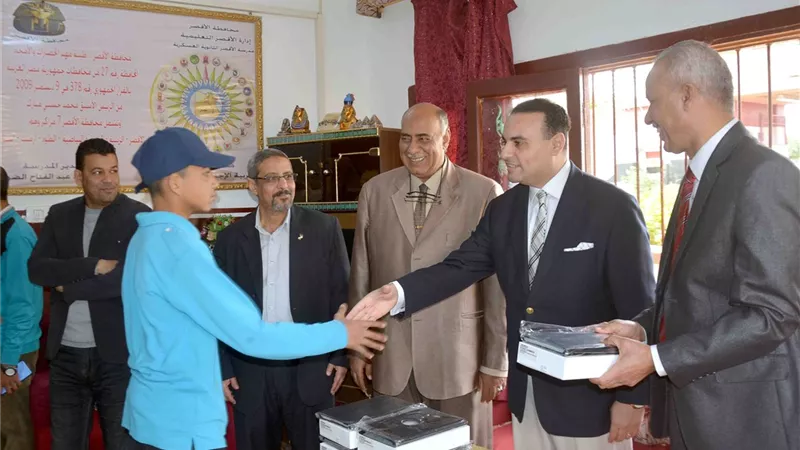 تسليم التابلت لطلاب الأول الثانوى بالأقصر بحضور نائب المحافظ