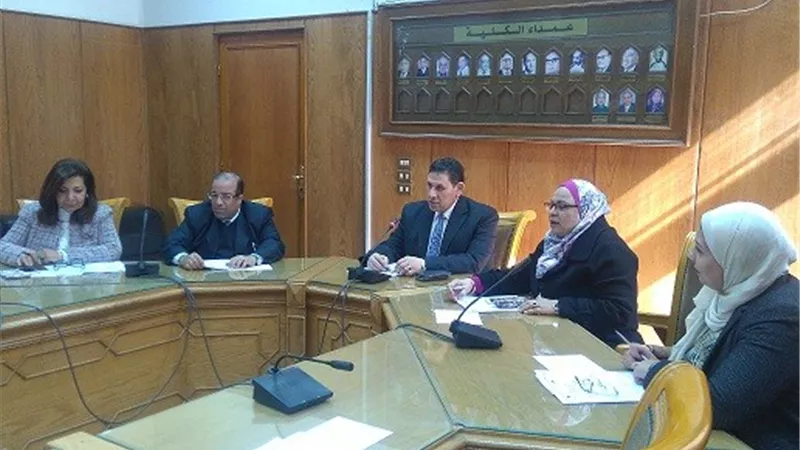 نائب رئيس عين شمس يترأس اجتماع مجلس كلية الألسن