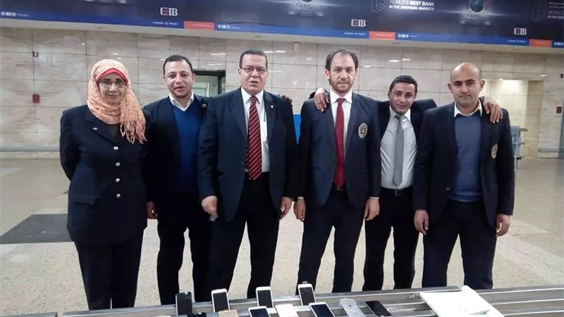 يخفي 25 محمولا حول جسده بالمطار