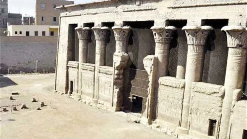 سقوط جزئى من السور الغربى لمعبد إسنا جنوب الأقصر