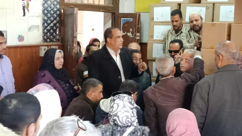 مدير تعليم شبين القناطر يسلم التابلت للمدارس الثانوية