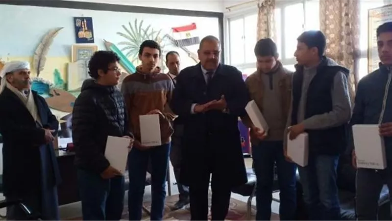 النيلي يتابع إجراءات تسليم أجهزة التابلت بالمدارس الثانوية شرق مطروح