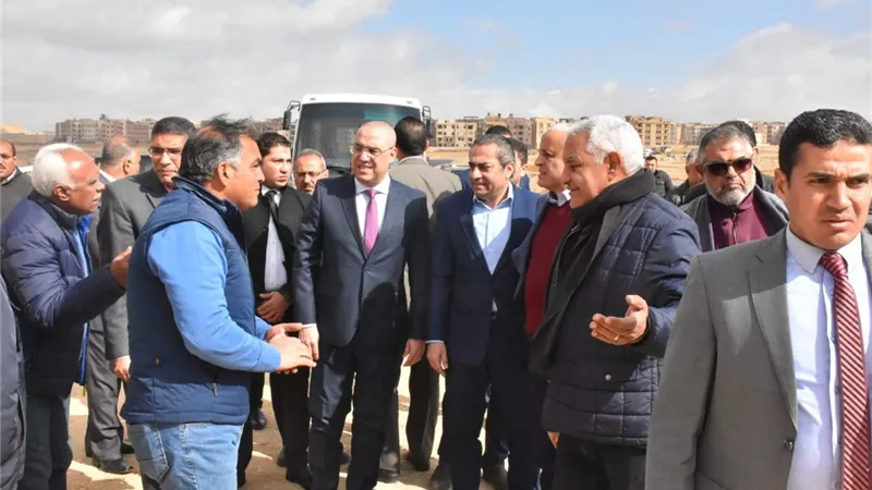 وزير الإسكان يختتم أولى جولاته التفقدية بزيارة مشروعى 