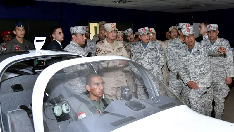 وزير الدفاع يتفقد الأنشطة التعليمية بالكلية الجوية ويلتقي طلبة الكلية وأعضاء هيئة التدريس