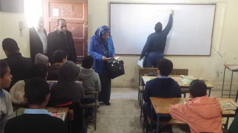 مديرة تعليم قها تستمع لشرح المعلمين وتشدد علي تفعيل الأنشطة