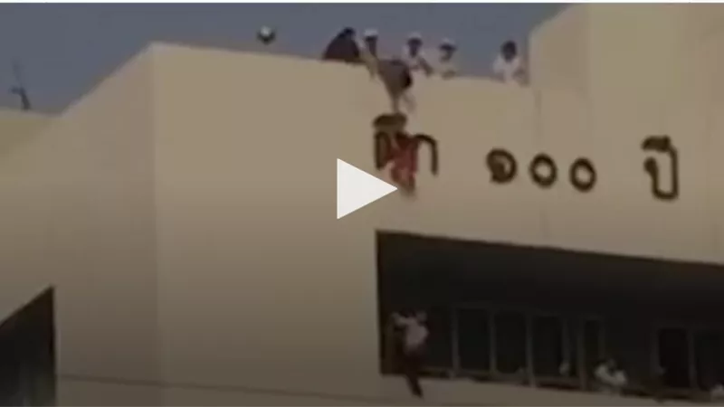 فستان طفلة ينقذها من الموت