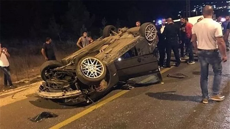 مصرع وإصابة 8 في حادث انقلاب سيارة بطريق 