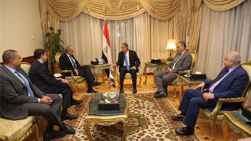 طلعت يناقش خطوات تمكين العاصمة الإدارية أول مدينة مصرية لا نقدية