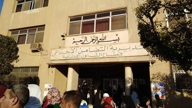 مبادرة الرئيس السيسي نور حياة تجرى عمليات عيون لليوم الثانى بالسويس