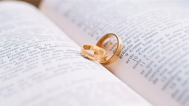 ومن الحب ما قتل...شاب يغرم بمعلمته التي تكبره 43 عاما.. صور