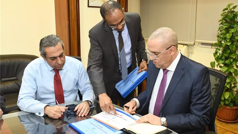 وزير الإسكان يلتقى قيادات قطاع مياه الشرب والصرف الصحى