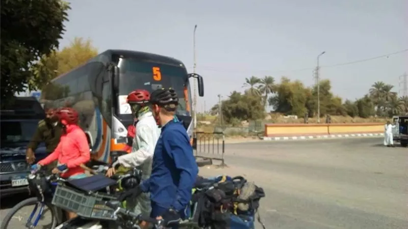 وصول 4 سائحين جنوب افريقيا قادمين من الاقصر بالدراجات البخارية