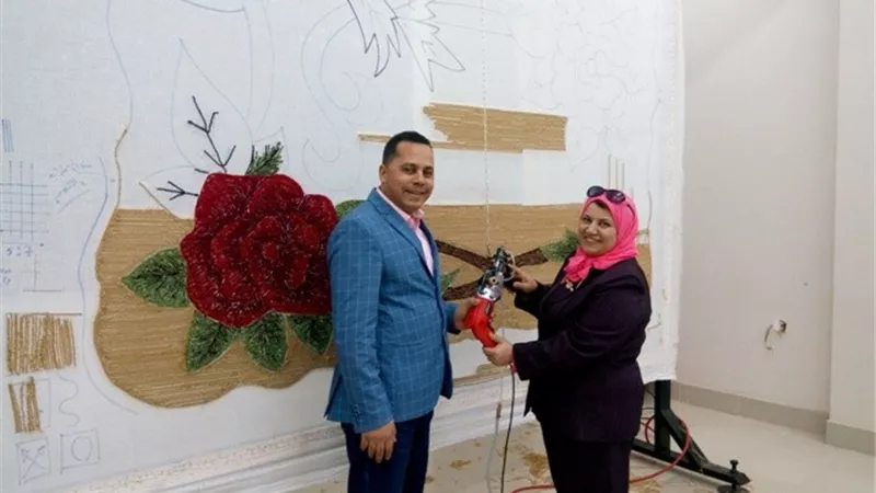 طلاب الدراسات العليا والطلاب الجدد يصنعون أول سجاد 