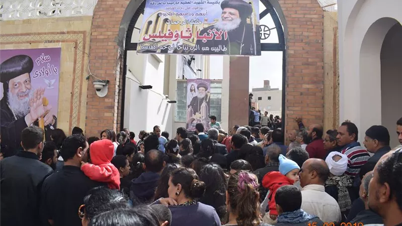 الألاف ألقوا نظرة الوداع على جثمان أسقف البحرالأحمر