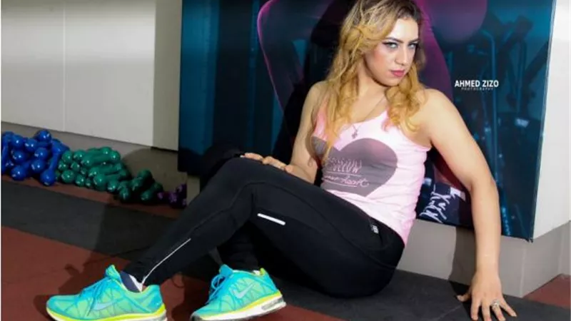 لوسي بين الأنوثة والعضلات المفتولة..
