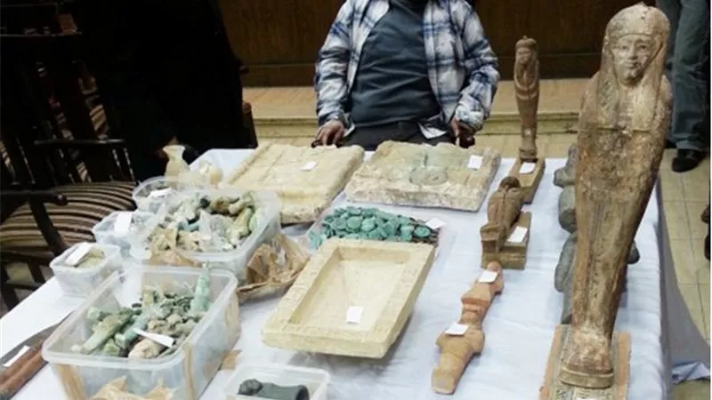 ضبط مواطن أثناء تنقيبه عن الآثار أسفل منزله بنزلة السمان ومصادرة المظبوطات