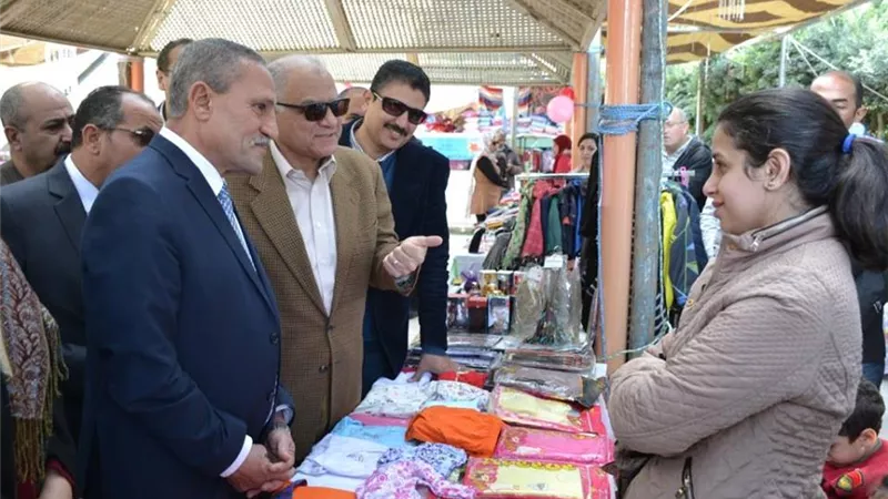 رئيس مياه القناة يجازي موظف ويتابع أعمال التطهير في الإسماعيلية